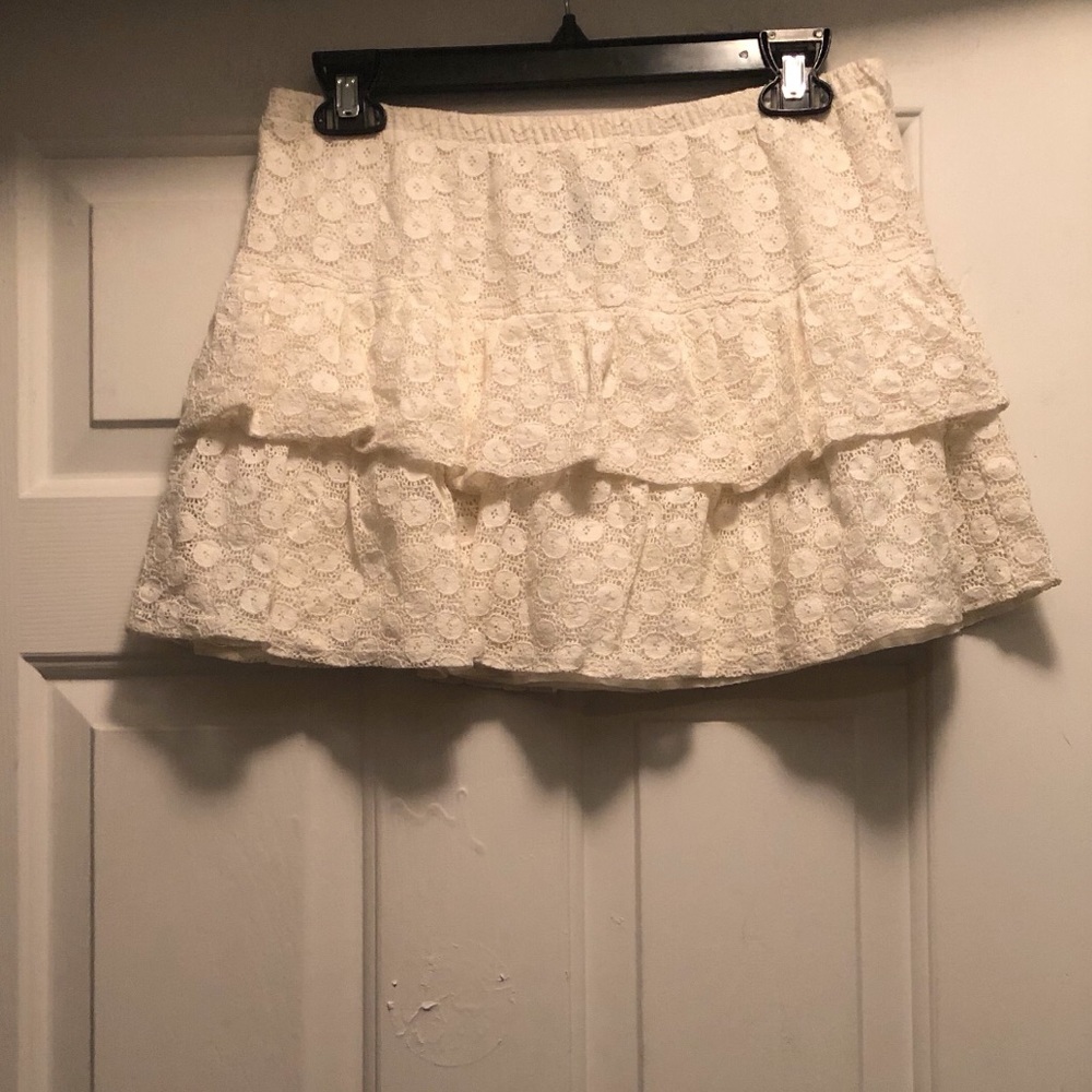 Size Medium White Eyelet Lace Pattern Mini Skirt - image 1